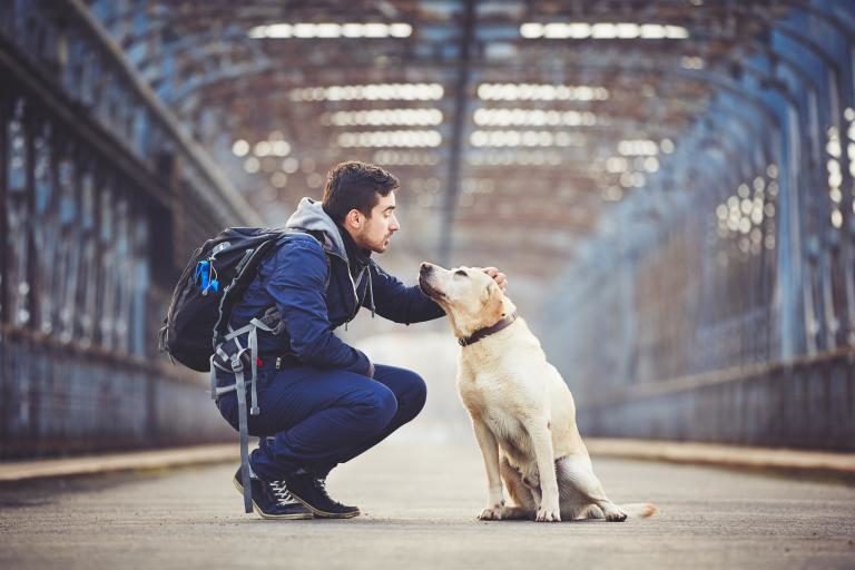 Pán se psem na nádraží